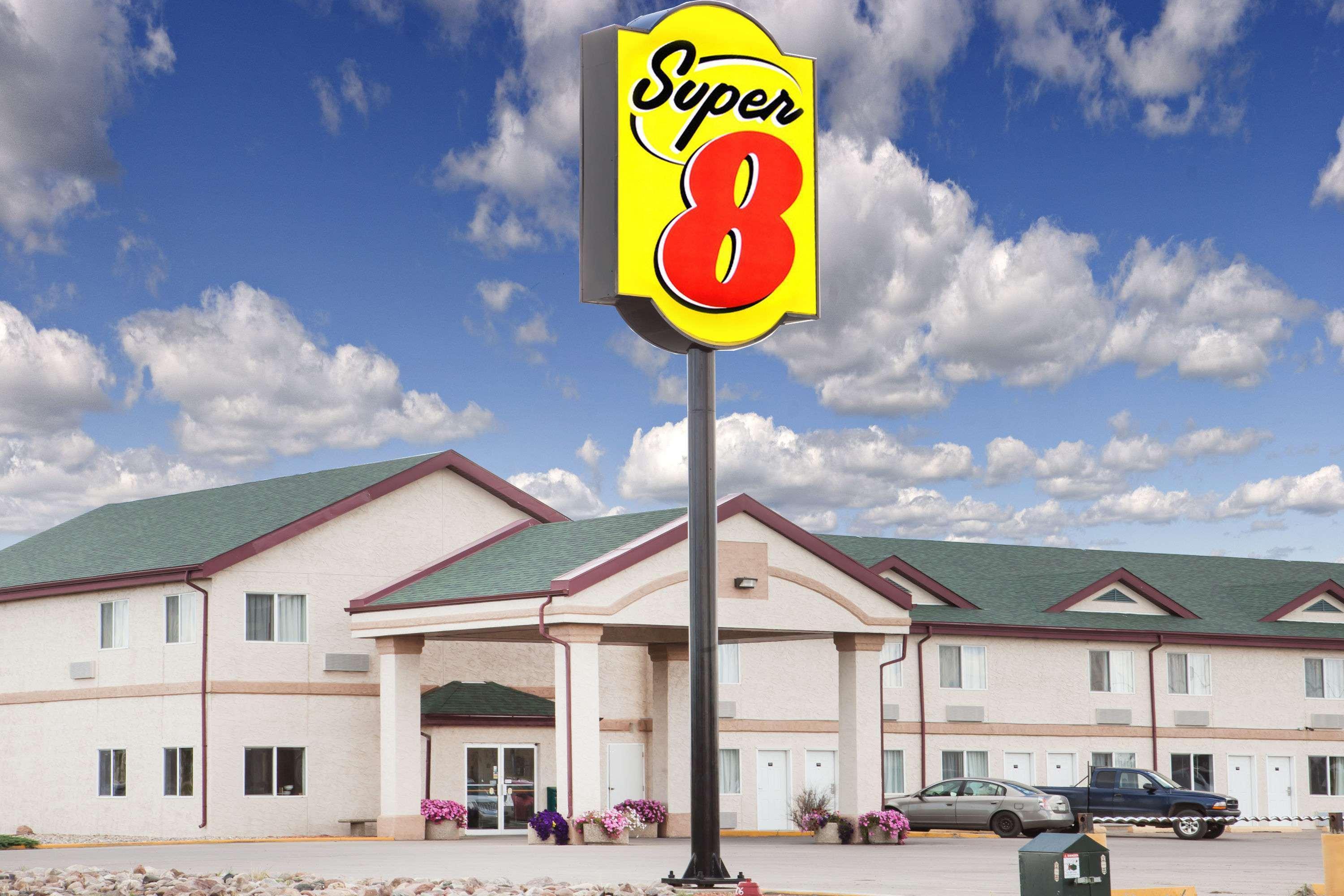 Super 8 By Wyndham Kindersley Hotel Exterior foto