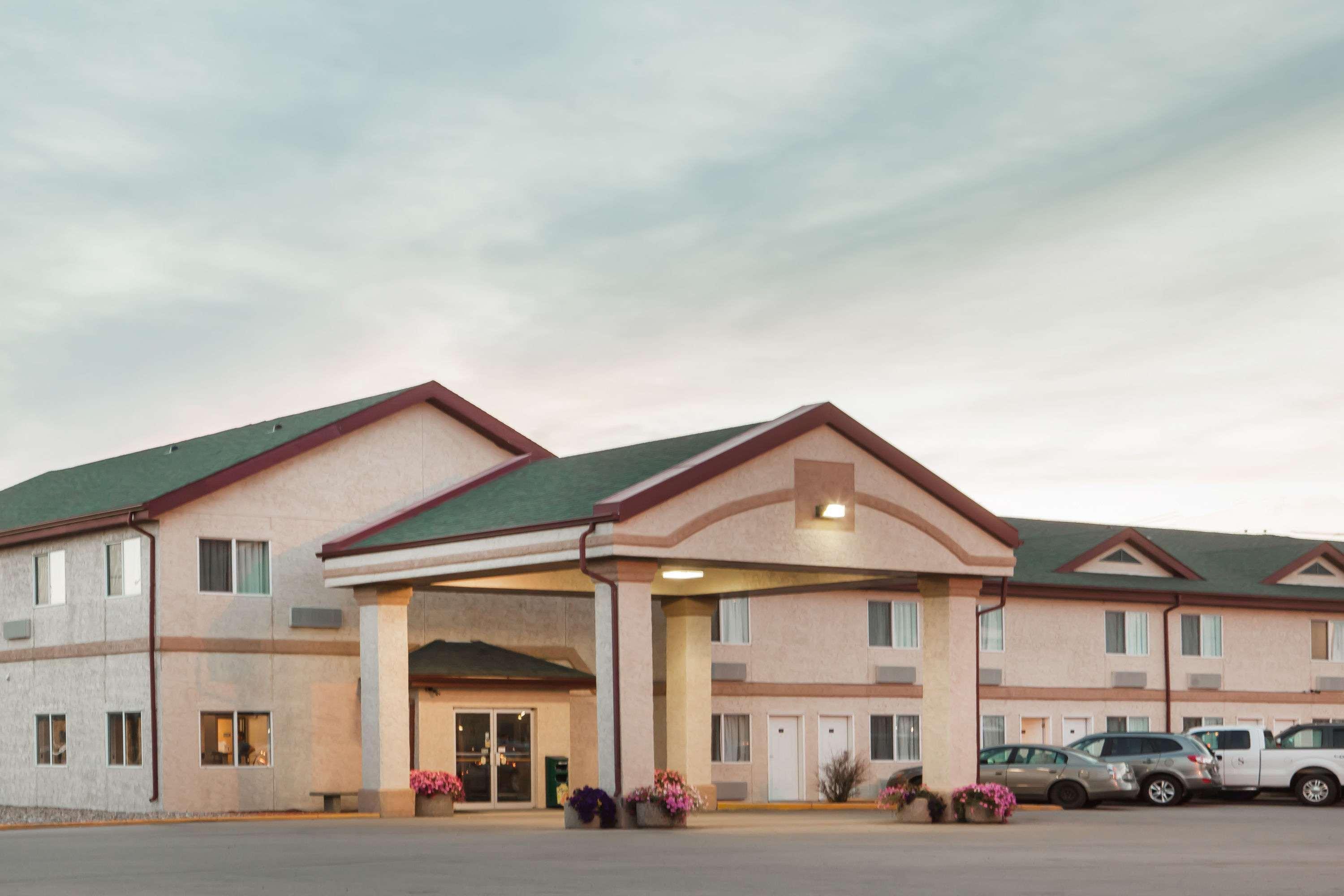 Super 8 By Wyndham Kindersley Hotel Exterior foto