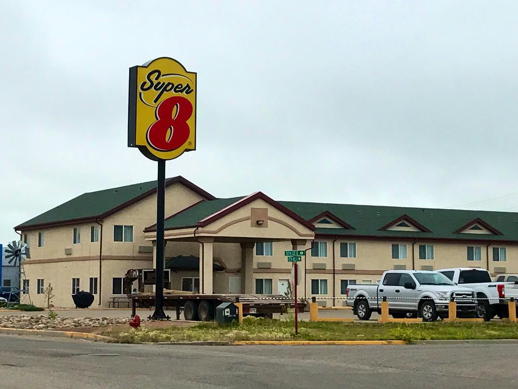 Super 8 By Wyndham Kindersley Hotel Exterior foto