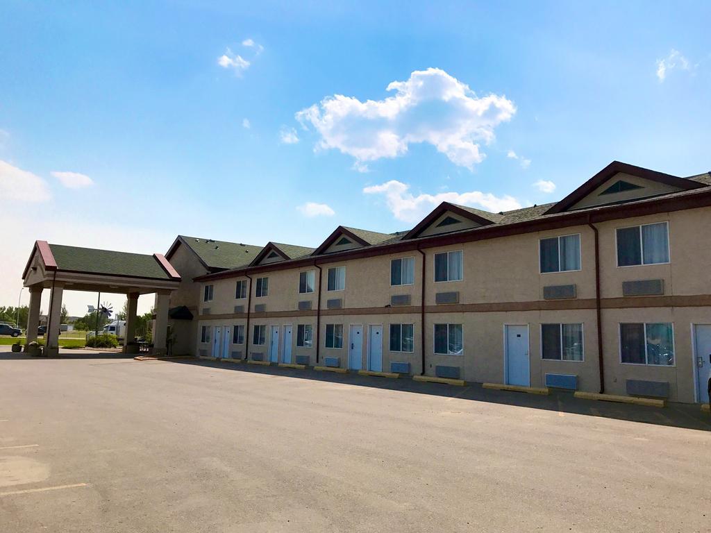 Super 8 By Wyndham Kindersley Hotel Exterior foto