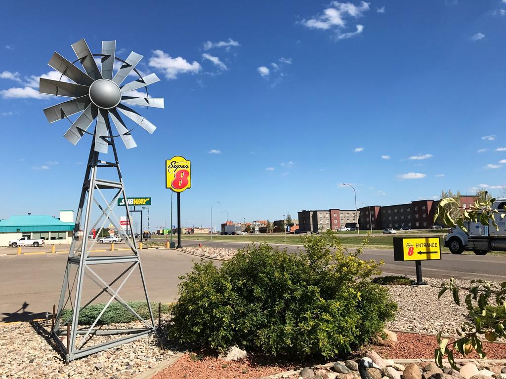 Super 8 By Wyndham Kindersley Hotel Exterior foto