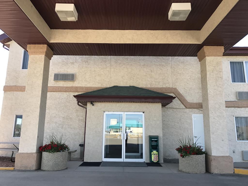 Super 8 By Wyndham Kindersley Hotel Exterior foto